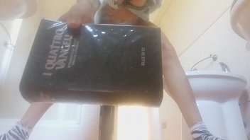 以前的处女玛丽亚承认一切，并在圣经上撒尿，咒骂