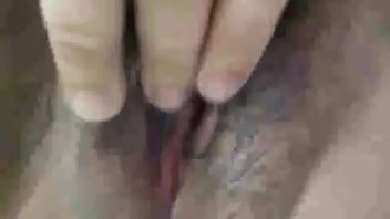 エンジェルが自撮りしてマンコを見せてくれる