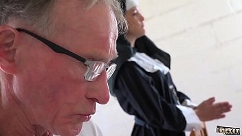 セクシーな若い尼僧は告白のおじいさんと初めてセックスをしています