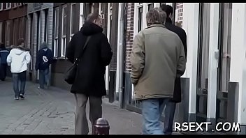 角質の老人がアムステルダムの歓楽街をツアーする