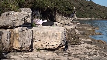 滑らかなクロアティアの太陽の下で私のコックをなでる