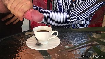 見事な女の子はフェラチオ、コーヒーで絶頂、おしっこ遊びをします