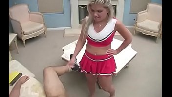変態のひよこと弱虫の男はかなり頻繁に素晴らしい楽しみを持っています