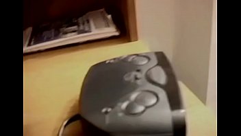 魅力的な法定年齢のティーンエイジャーは、ディックを吸い、暖かい精子を飲みたがっています