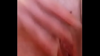 両親が他の部屋にいる間、女の子は彼女の猫で遊ぶ