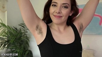 燃えさしの石はあなたのために彼女の毛むくじゃらの股をこすります