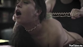 問題を抱えた女子高生のティーンは彼のオフィスで荒々しく壊されました