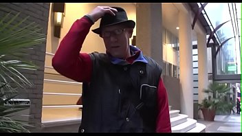 角質の老人がアムステルダムの歓楽街を旅する