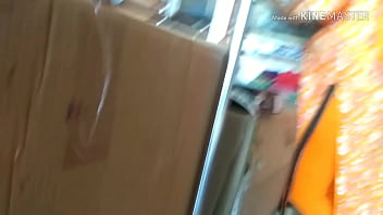 お尻を店で見せているおばさん