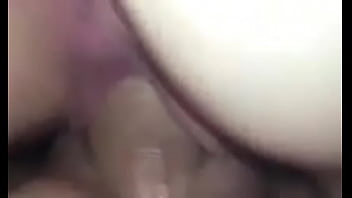 私は彼女を底に置き、私は彼女の中に中出しします