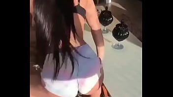 日没時に本当に暑い手を振っているアナ・ルイザ