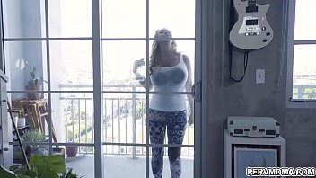 巨乳ママジャンナヒックスは義理の息子を誘惑し、性交する