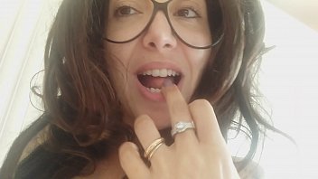 私はあなたの父と結婚しようとしています。私のウェディングドレスは好きですか？しかし..何してるの？ありがとう！
