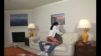 女性支配ショーの間に服を脱いだ天使の顔面騎乗男