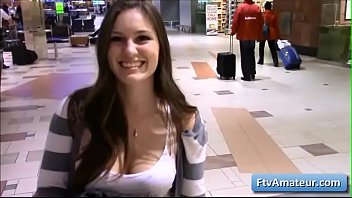 ホットブルネット巨乳ティーン夏は公共の場で彼女の自然な巨乳をフラッシュします