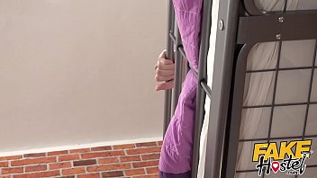 偽のホステルセクシーな小さなメキシコ人は友人の間に巨根をファックします。