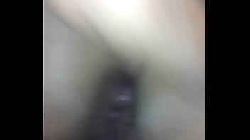私は妻を隠して撮影しました。彼女のお尻を食べる。