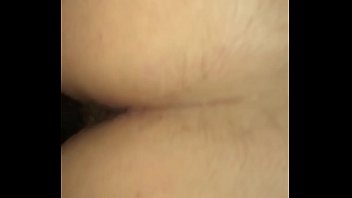 彼女が取っている間にその猫のおならを作ることは後ろからディックを取ります！
