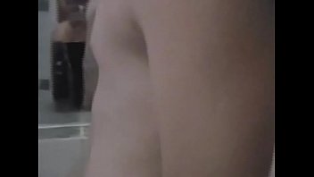 甘美な湯たんぽは彼女のボーイフレンドを飲み込みと性交で扱います