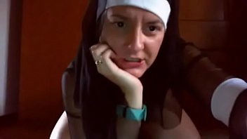 あなたの美しいイタリアの修道女は、祝福されたホストを彼女のお尻に誓って置きます