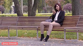 彼女にデートを頼むのは間違った瞬間。クロッチレスパンツを履いて捕まった