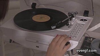 Плоский сломанный парень позволяет возбужденному товарищу трахать его бывшую девушку за деньги
