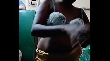 サリーが変わる間彼女のおっぱいを見せているスワティナイドゥ