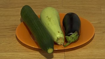幅広の野菜、ジューシーなお尻の極端な挿入物、そしてぽっかりと穴のある有機的な肛門オナニー。