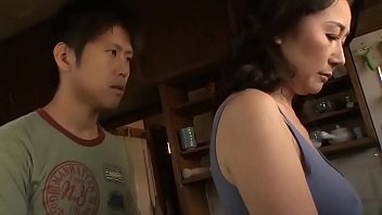 アジア人熟女が義理の息子に抵抗できない