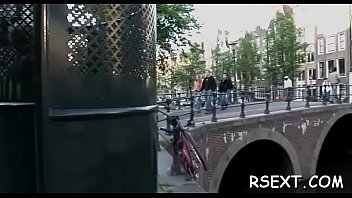 角質のひよこは激しくshlongに乗る前に位置69を楽しんでいます