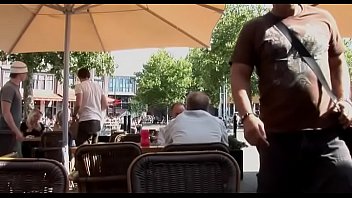 美しい売春婦は頭を与えて、彼女の剃られたマフをなめさせます
