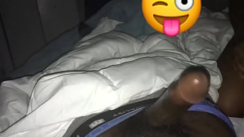 彼女がいる間、私のガールフレンドのいとこは私に頭を与えます。隣の部屋で