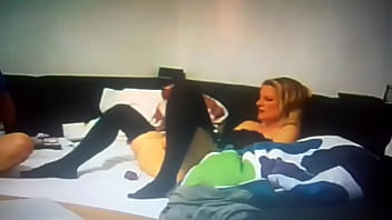 ドイツのカップルのガールフレンドは角質であり、バイブレーターのおもちゃで彼女の美しい小さなジューシーなおまんこをマスターベーションします