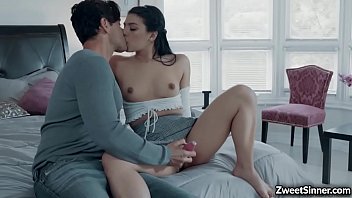 ホットなのベビーシッター、ジーナ・ヴァレンティーナは、エッチな上司が見ている間、濡れたオマンコをおもちゃにします。彼女は彼のためにオマンコを広げ、部屋中に犯されました。