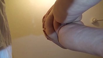 ぽっちゃり巨大な乳首の妻が犯され、中出しされた...下からの眺め