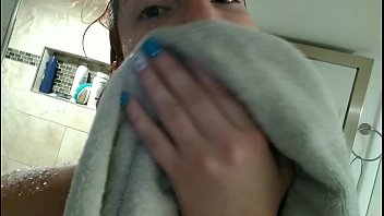 私がシャワーを浴びるのを見て、ぐいと動かないようにしてください！