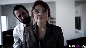 オタク系ののアドリア・レイは、自分のイメージを変えたいと思っているので、整形外科医のところに行き、フリーセックスとボーナス整形手術を受けました。