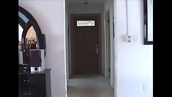 キューティーティーンは、口頭刺激と乗り心地で彼女の男を喜ばせます