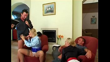 ホットな女性はハードコアな風景の中でいくつかの厚いノブを楽しんでいます