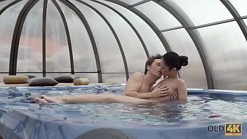 OLD4K。いたずらな老恋人は、美味しそうなひよこを欲望に満ちたセックスに引きずり込みました