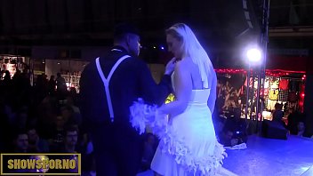 ブロンドの潮吹きスペインのポルノスターはステージで大きなペニスをファック