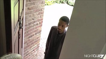 黒人男性の護衛が成熟したカップルに加わる