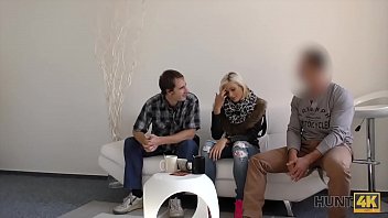 HUNT4K。少年は成熟した隣人とのガールフレンドのセックスのために現金を受け取ります