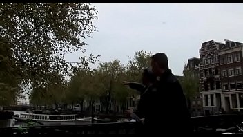 角質の老人がアムステルダムの歓楽街を旅する