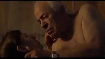 幸運な老人のチャンス。若い女の子との完全なエロティックなセックスと老人とのロマンス