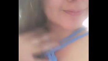 Mliveで彼女のおっぱいを見せているスペインの女の子