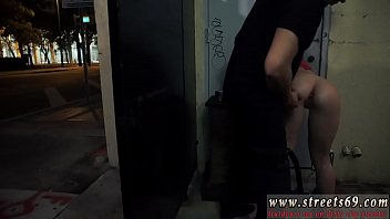 小柄なティーンストラップオンとハードコアアナルストラップオン三人組は彼女を投げます