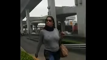 メキシコの路上で率直なカメラ巨乳の女の子