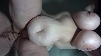 ぽっちゃり妻が後ろから下から見下ろして犯される...巨大な揺れるおっぱい....これをバイラルにする
