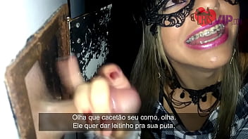 Кристина Алмейда приглашает неизвестных фанатов поучаствовать в Gloryhole 4 в киоске кинотеатра cine kratos в центре Сан-Паулу, она много ругает своего мужа рогоносца, пока он снимает ее пьющее молоко.